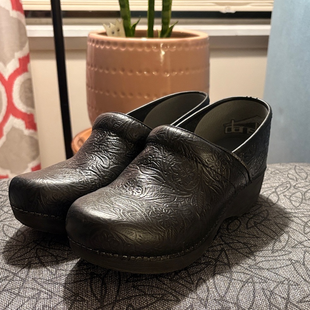 Dansko XP 2.0 Black Embossed Tooled Women's Clogs EUC 40